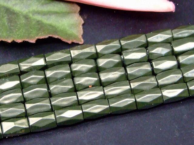 H3-18M　　工場処分品特価 今月半額以下 わけあり ヘマタイト モスグリーン 磁気あり 8mm×5mm カット 磁有 1連40cm 通し針、解説書、1mゴム付き 送料無料 イギリス産 天然石 パワーストーン