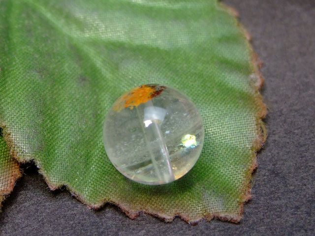 ※画像のものをお送りします。 オリジナルアクセサリー作りに是非どうぞ〜〜（m−m） 素材 天然 サイズ 約：重さg　玉径11mm・±0.5mm　1粒売り 　※ 多少の誤差はご了承下さい。ファントム水晶 ファントムクォーツは、パワーが強いことで知られる水晶。 クォーツの内部に、「ファントム」と呼ばれる山のような層が幾重にも見られるクォーツのことをいいます。 停滞した状況や、人生における困難を乗り越える克服の象徴とされ、商売や事業のお守りとして、子供の成長のお守りとしても非常に人気の高い水晶です。