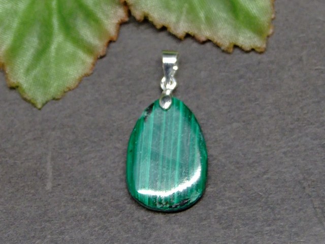 58788 　マラカイト ペンダントトップ 19mm×13mm A 1個売り 送料無料 ロシア産 天然石 パワーストーン