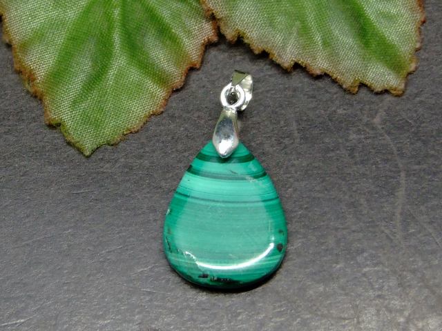 Genuine, Semi-Precious Stones - 58830　 マラカイト ペンダントトップ 19mm×14mm A 1個売り 送料無料 ロシア産 天然石 パワーストーン