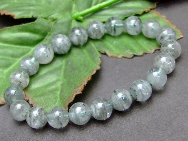 ※画像と同品質のものをお送りします。 オリジナルアクセサリー作りに是非どうぞ〜〜（m−m） ポーチに入れた状態で発送いたしますので、そのままプレゼントとしてご利用頂けます。 素材 天然 サイズ 約：重さg　玉径8mm・±0.5mm　内径調節可能(ゴムは伸縮可) 　※ 多少の誤差はご了承下さい。自然からの力を内なるパワーへ変え、心身を癒し、回復力を強める石 日本名『庭園水晶』、別名『苔入り水晶』、『草入り水晶』。 水晶の中でも特に強いパワーを持ち、肉体的にも精神的にもヒーリング効果が高い石で、特に心の悩みを解決し、精神的な安定をもたらしてくれるでしょう。 大自然のリズムと魂の波長を合わせ、知らず知らずの内に溜め込んだストレスや鎧を少しずつ取り去り、気持ちを楽にしてくれ、自然体の自分でいられるようサポートしてくれるので、心の問題を解決する力になってくれるでしょう。 「邪気が入りやすい人」や「他人からの悪い気を受け取りやすい人」を守ってくれるので、苦手な人と会う時などに身につけるのも良いでしょう。