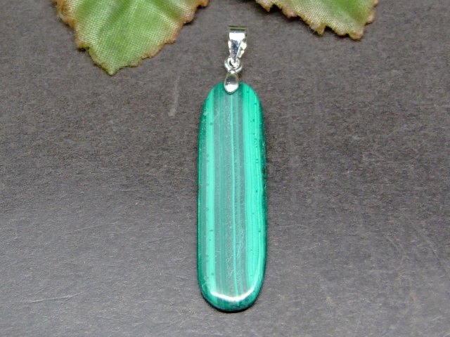 Genuine, Semi-Precious Stones - 58776 　マラカイト ペンダントトップ 34mm×9mm A 1個売り 送料無料有 ロシア産 天然石 パワーストーン