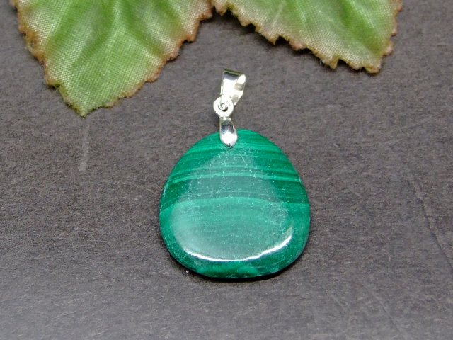 58781 　マラカイト ペンダントトップ 20mm×18mm A 1個売り 送料無料有 ロシア産 天然石 パワーストーン