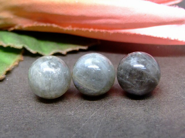 ※画像と同品質のものをお送りします。 オリジナルアクセサリー作りに是非どうぞ〜〜（m−m） 素材 天然石 サイズ 約：重さg　玉径11mm・±0.5mm　1粒売り 　※ 多少の誤差はご了承下さい。潜在能力を開花させる神秘の石 「月と太陽の象徴」の石といわれ、月がもつ直感力と、太陽がもつ活力をもたらすといい、特に「虹色」の光を持つものは、「霊性を高める石」として尊ばれ、予知能力や霊的な能力を敏感にし、高次の意識レベルへ到達できるようオーラバランスを整えると言われています。 神秘的な波動が強く「魂のルーツ」を象徴する石とも言われ、深く眠った魂レベルでの意識・記憶力を目覚めさせ潜在能力を引き出してくれます。 石自体はグレーなどの地味めな色合いをしていますが、そこに鮮やかな輝きが浮かび上がるところから「アゲハ蝶の羽」に例えられる事もある美しい石です。 当店では中国の自社工場で鑑定した後、丸玉等に加工しております。 日本に入荷後も鑑定機関【日本彩珠宝石研究所】にて鑑定していただき、天然のものと証明済みです。 当店のラブラドライトは天然と補償致します。 また、当店では卸価格の為お安くご提供させていただいておりますが、自社工場での生産の為お安くご提供させていただいております。 安心してご購入ください。