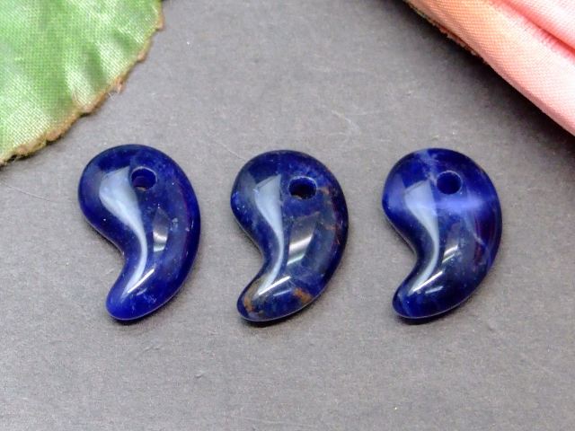 49540N　　ソーダライト AA 勾玉 12mm×18mm 1個売り ネコポス送料無料 天然石 パワーストーン