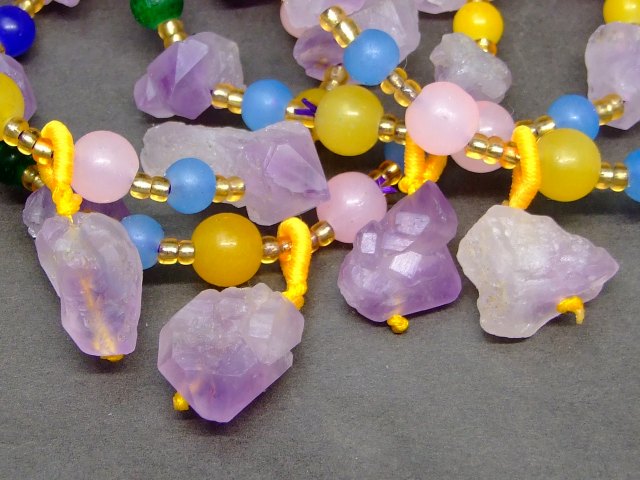 g3-2964D　　6mm〜8mm A アメジスト原石付き プラスチックビーズ ブレスレット 内径17cm ポーチ付き 送料無料 天然石 パワーストーン