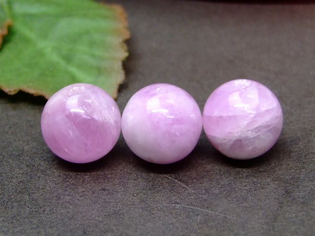 ※画像と同品質のものをお送りします。 オリジナルアクセサリー作りに是非どうぞ〜〜（m−m） ※新品ですが、へこみ・傷など見られる為、わけあり商品として格安にご提供しております。 ご了承の上ご購入くださいませ。 素材 天然 サイズ・重さ 約：...