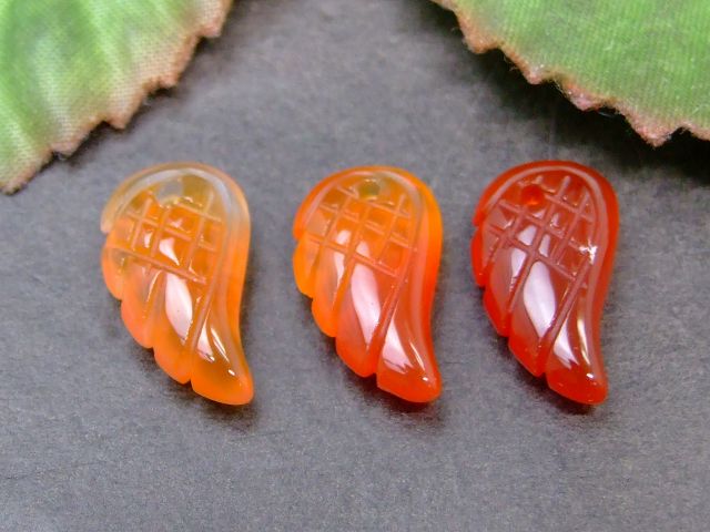 49512Z　　15mm×8mm カーネリアン 天使の羽 彫り 1個売り ネコポス送料無料 天然石 パワーストーン