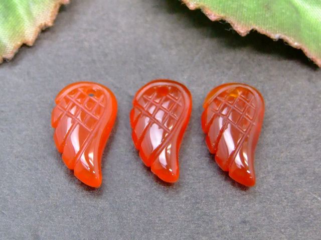 49512W　　15mm×8mm 赤瑪瑙 メノウ アゲート 天使の羽 彫り 1個売り ネコポス送料無料 天然石 パワーストーン