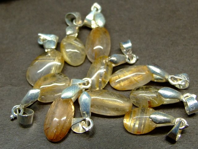 62765　　今月の半額 10mm×6mm〜15mm×7mm A 10個セット タイチンルチル 針水晶 ペンダントトップ 送料無料 天然石 パワーストーン