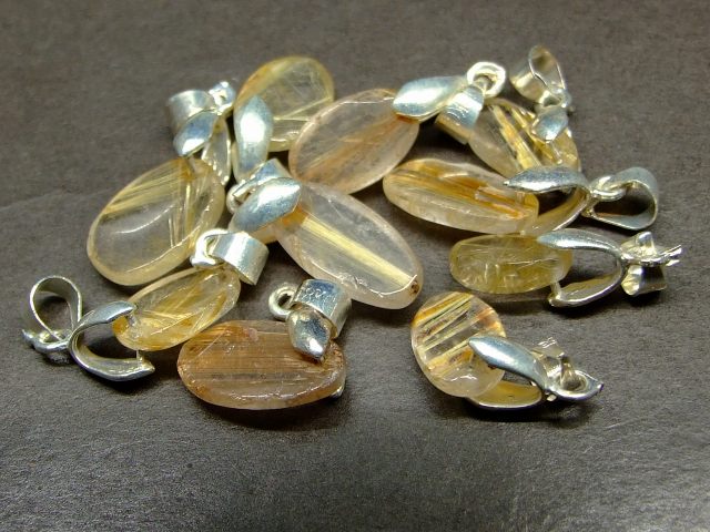 62765　　今月の半額 10mm×6mm〜15mm×7mm A 10個セット タイチンルチル 針水晶 ペンダントトップ 送料無料 天然石 パワーストーン