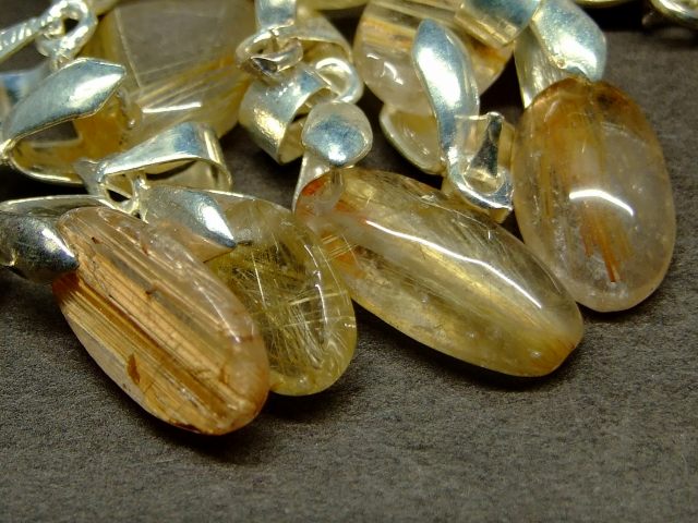 62765　　今月の半額 10mm×6mm〜15mm×7mm A 10個セット タイチンルチル 針水晶 ペンダントトップ 送料無料 天然石 パワーストーン