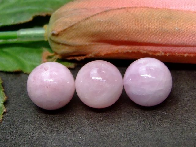 ※画像と同品質のものをお送りします。 オリジナルアクセサリー作りに是非どうぞ〜〜（m−m） 素材 天然 サイズ・重さ 約：重さg　玉径13mm・±0.5mm　1粒売り ※ 多少の誤差はご了承下さい。無条件の愛、真実の愛へと導く石 見返りを求...