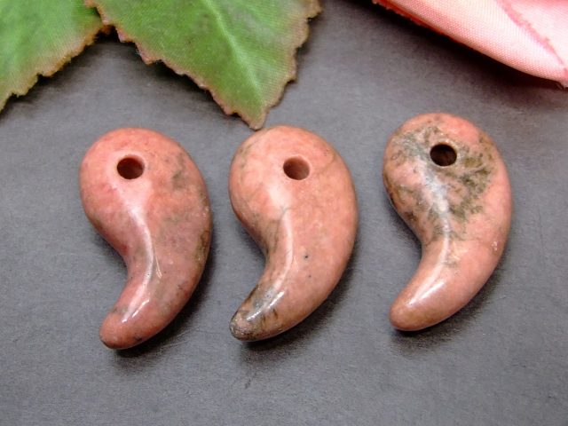 49536F　　今月17％OFF 31×17mm A 1個売り 勾玉 ロードナイト ネコポス送料無料 天然石 パワーストーン