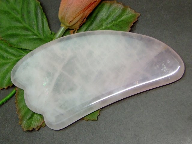 62477　　虹入り アイリス かっさプレート ローズクォーツ 羽型 1個売り 美容・マッサージ 送料無料 天然石 パワーストーン