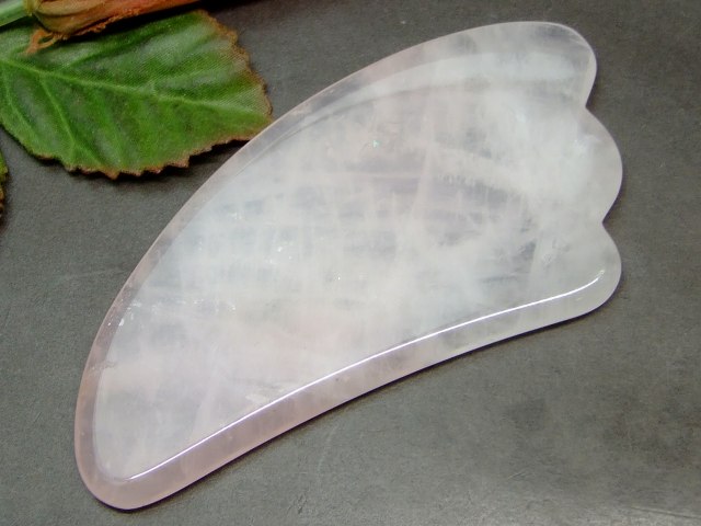 62477　　虹入り アイリス かっさプレート ローズクォーツ 羽型 1個売り 美容・マッサージ 送料無料 天然石 パワーストーン