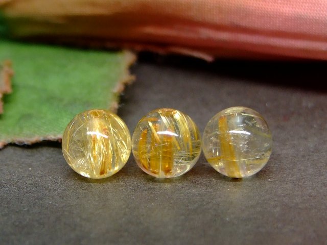※画像と同品質のものをお送りします。 オリジナルアクセサリー作りに是非どうぞ〜〜（m−m） 素材 天然 サイズ・重さ 約：重さg　玉径7mm・±0.5mm　1粒売り 　※ 多少の誤差はご了承下さい。黄金色の人生を与える金運の石 日本名『針水晶』、『金紅石入り水晶』、『金線水晶』。 クォーツの一種ですが、ルチルがクォーツのパワーをいっそう高めるため、通常のクォーツよりも強力なエネルギーをもつといわれています。 集中力を高め、精神力を強化、勝負強さをもたらす力があり、仕事や試験、競争で勝利を手にしたい人には、力強いサポートで進むべき道に導いてくれるでしょう。 また、転職や転居など、人生の転機、新しい環境に対しての不安な気持ちをやわらげ、冷静で的確な判断力をもたらしてくれます。