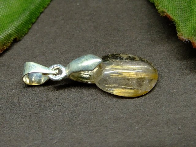 62751　　今月の半額 11mm×8mm A 1個売り タイチンルチル 針水晶 ペンダントトップ 送料無料有 天然石 パワーストーン