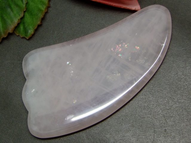 62316　　虹入り アイリス かっさプレート ローズクォーツ 羽型 1個売り 美容・マッサージ 送料無料 天然石 パワーストーン