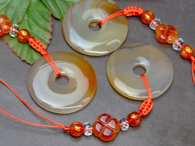 62898　　カーネリアン 水晶 赤瑪瑙 40mm／8mm〜15mm 赤ろう引き紐付き ピーディスク 円盤 平安扣 六字真言 金彫り クローバー カバン飾り お守り 送料無料 天然石 パワーストーン
