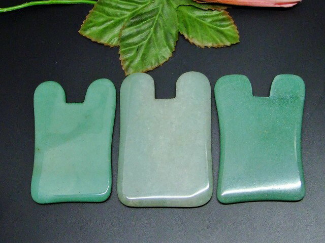 k3-29D　　かっさプレート アベンチュリン 77mm×50mm ポーチ付き 美肌 美顔 美容 マッサージ用 送料無料有 天然石 パワーストーン