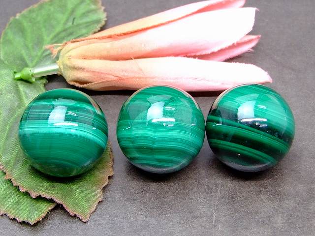 64681　　マラカイト 孔雀石 26mm～27mm 1個売り 穴なし 送料無料 ロシア産 天然石 パワーストーン