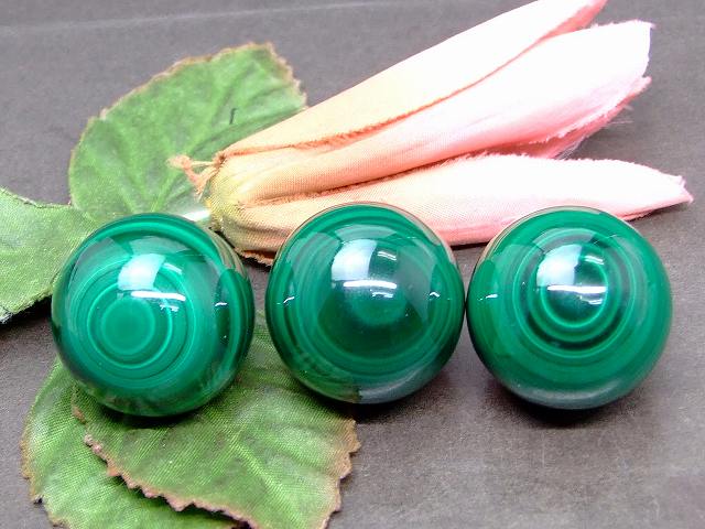 64681　　マラカイト 孔雀石 26mm～27mm 1個売り 穴なし 送料無料 ロシア産 天然石 パワーストーン