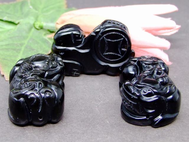 g3-461Z　　ゴールドオブシディアン 38mm×26mm 1個売り 貔貅 ヒキュウ ひきゅう ペンダントトップ 穴あき 置物にも 送料無料 アメリカ産 天然石 パワーストーン