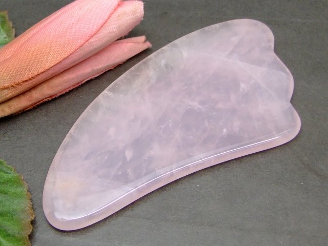64628　　かっさプレート ローズクォーツ 羽型 特級 1個売り 美容・マッサージ 送料無料 天然石 パワーストーン