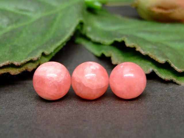 ※画像と同品質のものをお送りします。 オリジナルアクセサリー作りに是非どうぞ〜〜（m−m） 素材 天然 サイズ 約：重さg　玉径8mm・±0.5mm　1粒売り 　※ 多少の誤差はご了承下さい。無条件の愛、人生をバラ色に導く、華やかなストーン 正式名『ロードクロサイト』。 インカローズの愛は、男女の愛からさらに広がって、博愛、人類愛、生きとし生けるものすべてへの愛、”無条件の愛”へと繋がっていく愛です。 ピンクの輝きは”愛”を、オレンジの輝きは“創造性”を、ゴールドの輝きは“知恵”を表し、来るべき光明の時代の先触れとなる石と言われる石です。 過去のトラウマから、異性に対して臆病になっている人の心を癒し、新しい恋愛へ一歩踏み出す勇気を与えてくれ、いつまでも古傷にクヨクヨしてしまうとき、波打っていた感情が、穏やかに鎮められていくでしょう。 当店では中国の自社工場で鑑定した後、丸玉等に加工しております。 日本に入荷後も鑑定機関【日本彩珠宝石研究所】にて鑑定していただき、天然のものと証明済みです。 当店のインカローズは天然と補償致します。 また、当店では卸価格の為お安くご提供させていただいておりますが、自社工場での生産の為お安くご提供させていただいております。 安心してご購入ください。