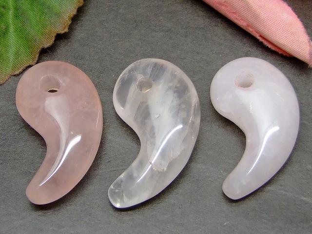 64665　　今月の半額 わけあり 勾玉 ローズクォーツ 紅水晶 31mm×17mm 1個売り ネコポス送料無料 天然石 パワーストーン