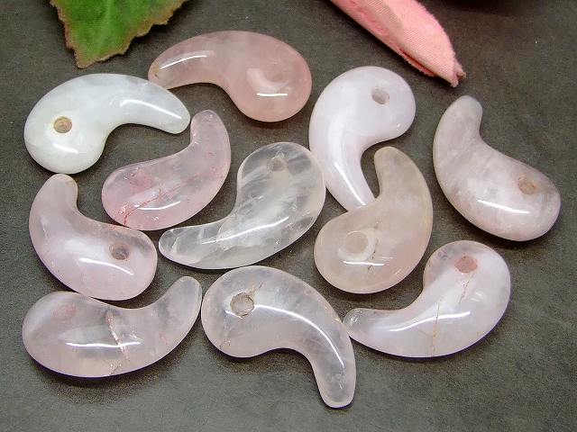 64665　　今月の半額 わけあり 勾玉 ローズクォーツ 紅水晶 31mm×17mm 1個売り ネコポス送料無料 天然石 パワーストーン