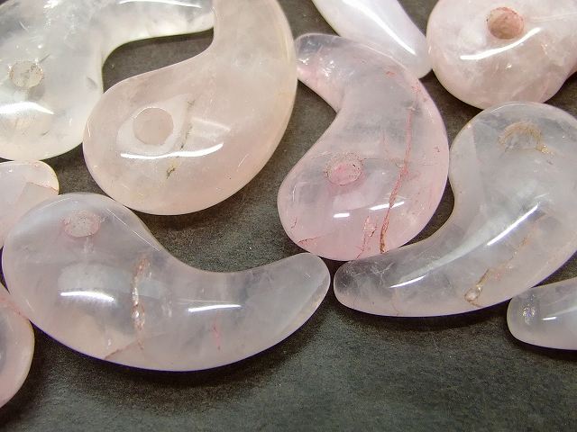 64665　　今月の半額 わけあり 勾玉 ローズクォーツ 紅水晶 31mm×17mm 1個売り ネコポス送料無料 天然石 パワーストーン