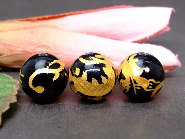 64747　　オニキス 14mm 1粒売り 龍 金彫 手彫り ネコポス送料無料 天然石 パワーストーン