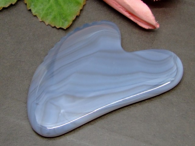 k3-10F　　かっさプレート ハート型 Y型 5A グレーアゲート 瑪瑙 メノウ ポーチ付き 美肌 美顔 美容 マッサージ用 送料無料 天然石 パワーストーン