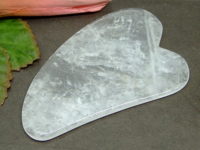 k3-17C　　今月55％OFF わけあり かっさプレート ハート型 Y型 水晶 クリスタル クォーツ ポーチ付き ..