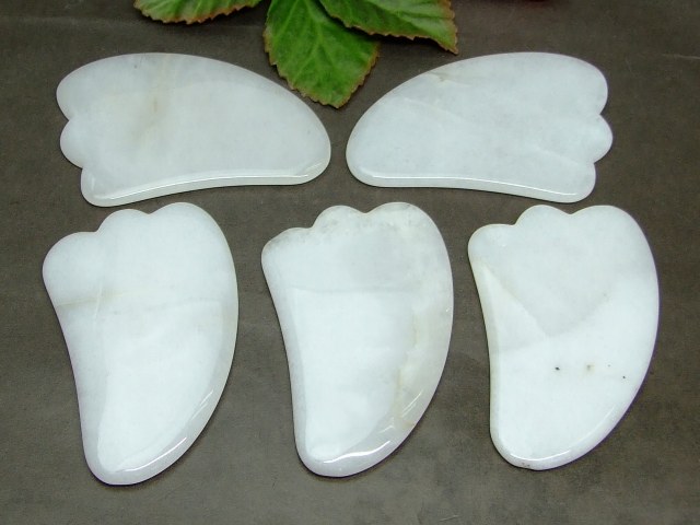 k3-19A　　今月55％OFF わけあり かっさプレート 羽型 白翡翠 ホワイトヒスイ クォーツァイト ポーチ付き 美肌 美顔 美容 マッサージ用 ネコポス送料無料 天然石 パワーストーン