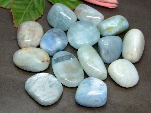 64808　　今月の半額 アクアマリン 藍玉 20mm～50mm 原石 1個売り 穴なし ネコポス送料無料 ブラジル産 天然石 パワーストーン