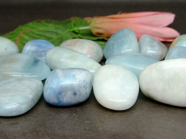 64808　　今月の半額 アクアマリン 藍玉 20mm～50mm 原石 1個売り 穴なし ネコポス送料無料 ブラジル産 天然石 パワーストーン