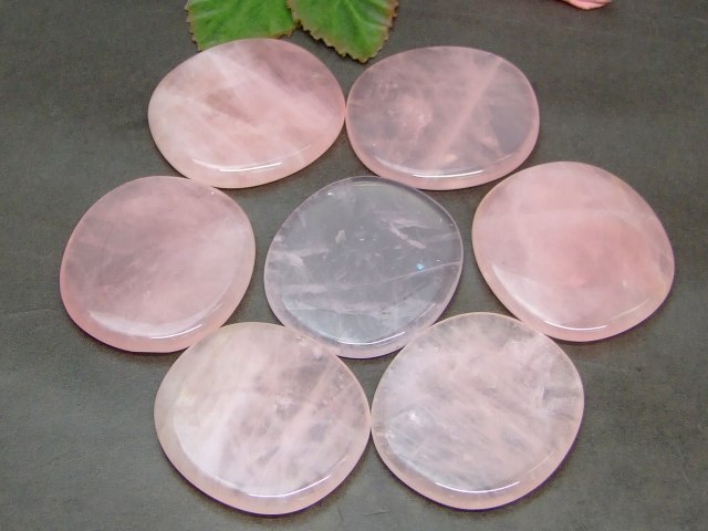 64894　　今月30％OFF ローズクォーツ かっさプレート 48mm×45mm 楕円型 ポーチ付き 美肌 美顔 美容 マッサージ用 ネコポス送料無料 天然石 パワーストーン