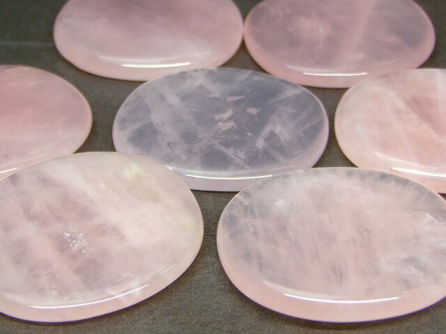 64894　　今月30％OFF ローズクォーツ かっさプレート 48mm×45mm 楕円型 ポーチ付き 美肌 美顔 美容 マッサージ用 ネコポス送料無料 天然石 パワーストーン