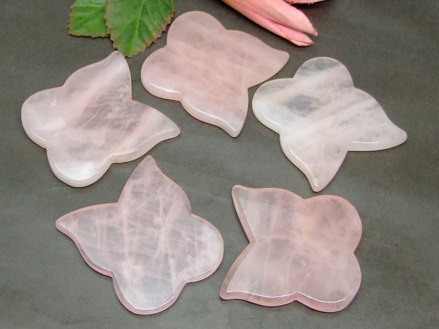 k3-15G　　特級 ローズクォーツ かっさプレート 55mm×50mm 蝶型 バタフライ ポーチ付き 美肌 美顔 美容 マッサージ用 送料無料 天然石 パワーストーン