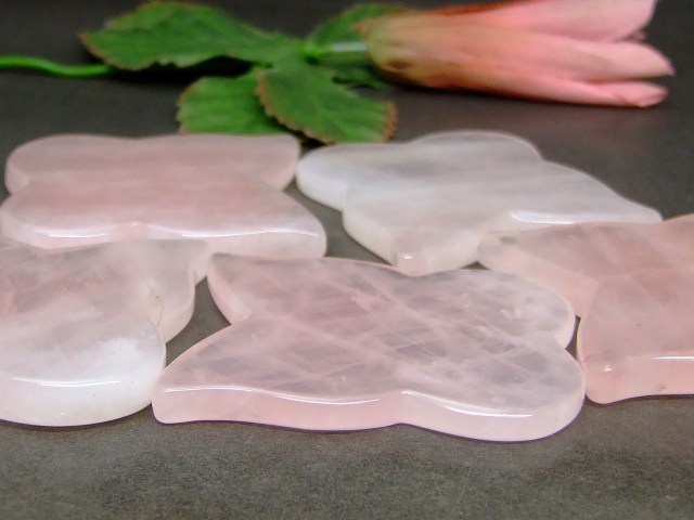 k3-15G　　特級 ローズクォーツ かっさプレート 55mm×50mm 蝶型 バタフライ ポーチ付き 美肌 美顔 美容 マッサージ用 送料無料 天然石 パワーストーン