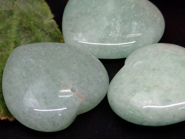 68339　　アベンチュリン ハート型 A 30mm 1個売り 穴あり ペンダントトップ 送料無料 天然石 パワーストーン