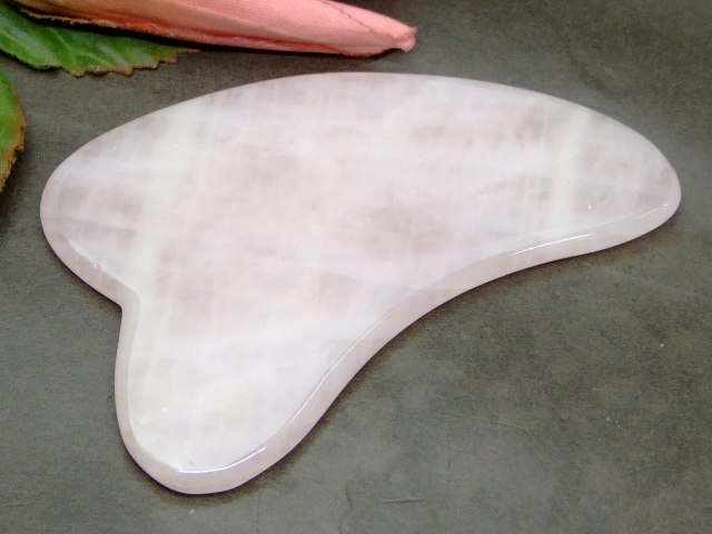 k3-25E　　ローズクォーツ かっさプレート ハート型 Y型 ポーチ付き 美肌 美顔 美容 マッサージ用 送料無料 天然石 パワーストーン