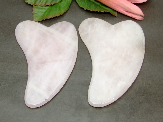 k3-25E　　ローズクォーツ かっさプレート ハート型 Y型 ポーチ付き 美肌 美顔 美容 マッサージ用 送料無料 天然石 パワーストーン