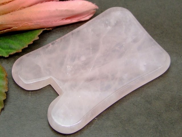k3-25Q　　ローズクォーツ 5A かっさプレート ポーチ付き 美肌 美顔 美容 マッサージ用 送料無料 天然石 パワーストーン