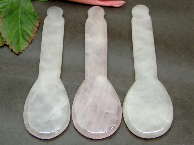 k3-26S　　今月70％OFF わけあり ローズクォーツ かっさプレート 112mm×35mm ポーチ付き 美肌 美顔 美容 マッサージ用 ネコポス送料無料 天然石 パワーストーン