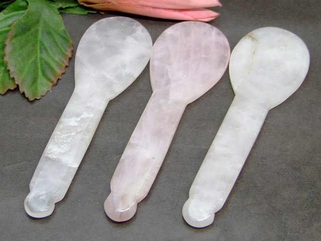 k3-26S　　今月70％OFF わけあり ローズクォーツ かっさプレート 112mm×35mm ポーチ付き 美肌 美顔 美容 マッサージ用 ネコポス送料無料 天然石 パワーストーン