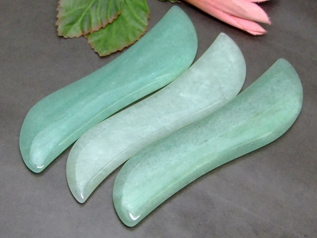 k3-14A　　今月30％OFF かっさプレート アベンチュリン 120mm×30mm ポーチ付き 美肌 美顔 美容 マッサージ用 ネコポス送料無料 天然石 パワーストーン